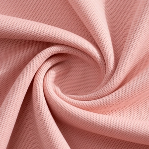 Detaillierte Makroaufnahme der atmungsaktiven rosa Piqué-Baumwolltextur eines Herren-Poloshirts