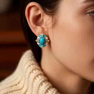 Boucles d'oreilles vintage ovales avec pierre verte et accents dorés sur un mannequin