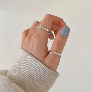 Minimalistische 925er Sterling Silber Wellen- und Smiley-Ringe am Finger getragen