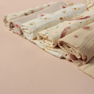 Détail de sacs organisateurs pour bébé en mousseline de coton avec imprimés bohèmes
