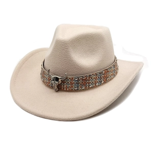 Detail eines Westernhutes aus Wolle mit geflochtenem Band und Vintage Silber-Stierschädel