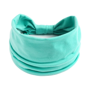 Dettaglio della fascia elastica per yoga verde menta con trama a maglia e nodo a pieghe