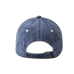 Détail de l'arrière de la casquette en denim délavé avec une sangle à boucle en métal réglable