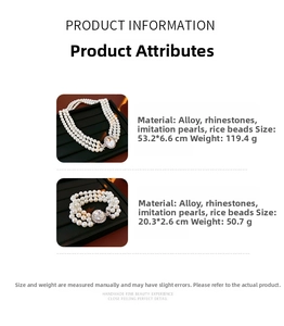 Dettaglio del set collana e bracciale di perle multistrato con strass ovali