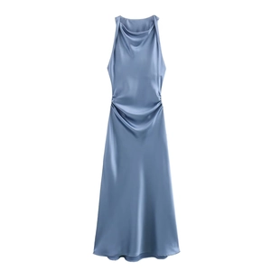 Elegante vestido midi de satén azul con cuello desbocado y detalles plisados laterales