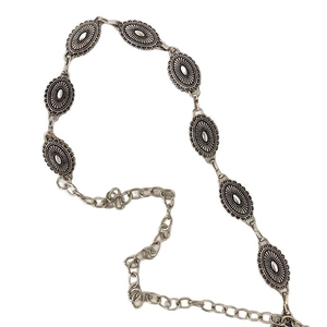 Chaîne de taille vintage argentée avec pendentifs ovales papillon cœur sur fond blanc