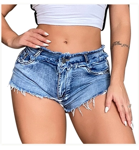 Detailansicht der ausgefransten Kanten und der Textur an blauen Stretch-Denim-Shorts