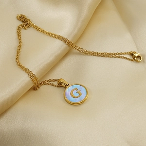 Collier plaqué or 18 carats avec pendentif rond en nacre et lettre G gravée