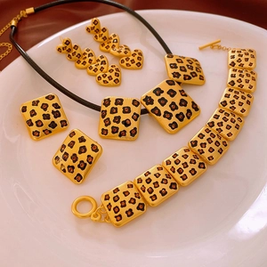 Détail de parure de bijoux vintage léopard doré avec collier et boucles d'oreilles