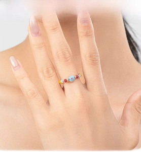 Dettaglio anello di perline colorate in argento S925 con ciondolo a fiore blu