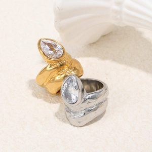 Détail de bagues plaquées or 18 carats avec zircon poire et texture de lave