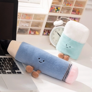 Peluche creativi a forma di cancelleria con matita e gomma sorridenti su una scrivania