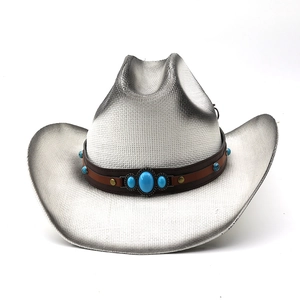 Détail du chapeau de cowboy tressé avec bande en cuir et ornements en pierre turquoise
