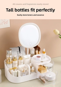 Detailansicht des Make-up-Organizers mit LED-Spiegel und transparenten Schubladen