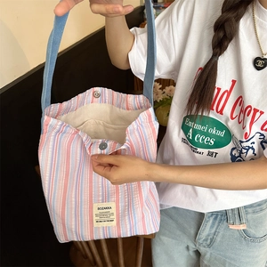 Détail du sac cabas en toile rayée avec fermeture magnétique et poche intérieure