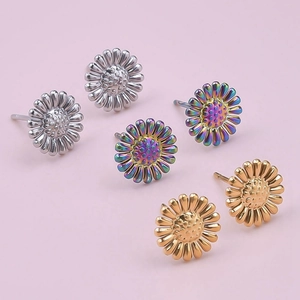 Dettaglio degli orecchini a margherita in acciaio inossidabile 304 in argento, oro e multicolore