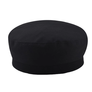 Gros plan d'une casquette militaire en coton noir avec tissu sergé texturé et coutures fines