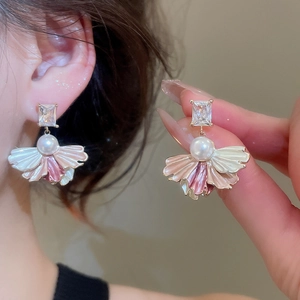 Detail of fan-shaped petal earrings with rectangle zircon and elegant white pearl