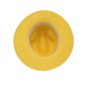 Détail de l'intérieur du chapeau de paille jaune avec son ruban anti-transpirant beige