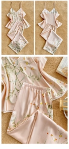 Détail d'un ensemble de pyjama en satin rose champagne avec imprimé de feuilles
