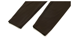 Nahaufnahme des doppelten Beinsaums und des dichten Stoffes der dunkelbraunen Yogahose