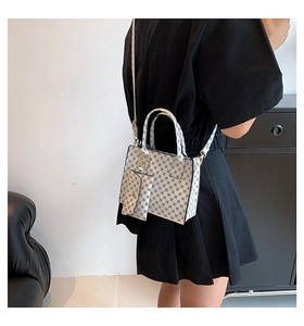Détail du sac à bandoulière blanc avec motifs géométriques et porte-monnaie assorti