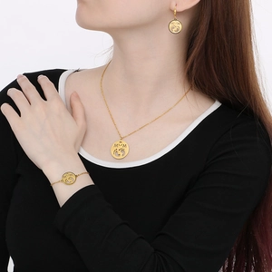 Parure dorée avec pendentif MOM et empreintes de bébé sur collier et bracelet femme
