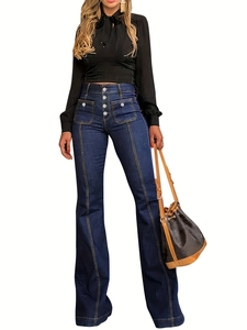 Detail van de donkerblauwe flare jeans met hoge taille, vintage knoopsluiting en zakken