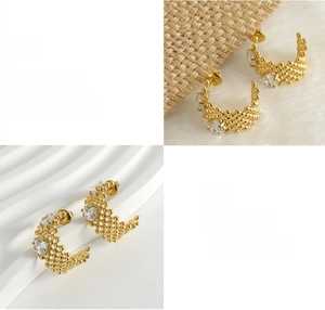 Vue détaillée de boucles d'oreilles C dorées avec motifs perlés et incrustation zircon