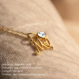 Pendentif lettre M en acier inoxydable doré avec zircone cubique et chaîne réglable de 50 cm