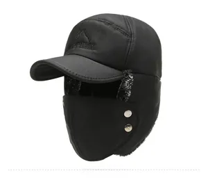 Dettaglio del cappello invernale nero antivento con fodera in peluche e maschera facciale