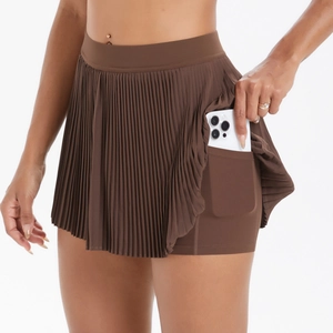Détail de jupe de sport plissée à taille haute avec poche de téléphone sur le short intérieur