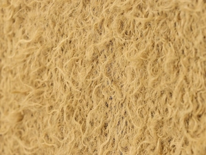 Detailopname van de zachte kameelkleurige nepbonttextuur met pluizige krullende vezels