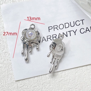 Vue macro du pendentif cœur argenté avec perle, dimensions 27 mm par 13 mm affichées