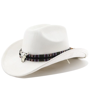 Détail du chapeau de cowboy blanc avec ruban tressé ethnique et boucle en forme de crâne de taureau