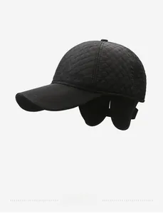 Détail d'une casquette d'hiver matelassée avec protège-oreilles et broderie SPORT