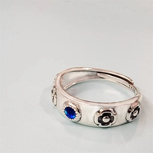 Adjustable S925 sterling silver ring with blue gemstone and vintage flower details