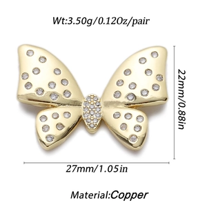 Détail du pendentif papillon en cuivre plaqué or avec incrustation de zircon