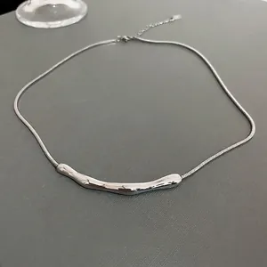 Minimalistische silberne Kette mit gewelltem Anhänger und Schlangenkette für Frauen