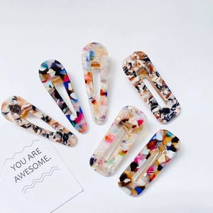 Lot de 6 barrettes en acétate à motif marbre aux formes rectangulaires et gouttes