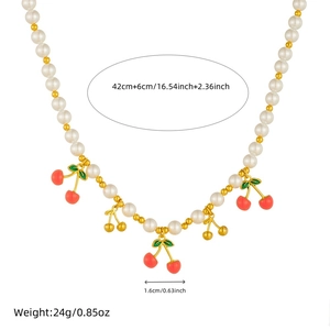 Collier cerise chic plaqué or avec chaîne en perles et pendentifs rouges sur fond blanc