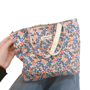 Borsa shopper in tela a fiori con cerniera ed etichetta minimalista Simple Wish