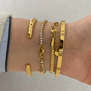 Schickes 4er-Set stapelbare Goldarmbänder mit Herz für Damen im Minimal-Stil