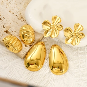 Goldenes Edelstahl Ohrring-Set mit ovalen, floralen und tropfenförmigen Designs