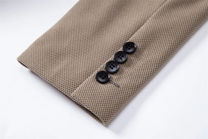 Détail de la manchette de blazer pour homme avec texture gaufrée et quatre boutons noirs