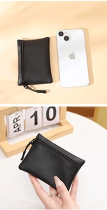 Mini portamonete in pelle nera con cerniera e confronto delle dimensioni dello smartphone