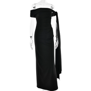 Robe longue noire chic avec épaules dénudées et détail de drapé latéral