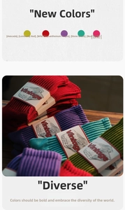 Détail de chaussettes en coton côtelé colorées avec étiquettes d'emballage vintage