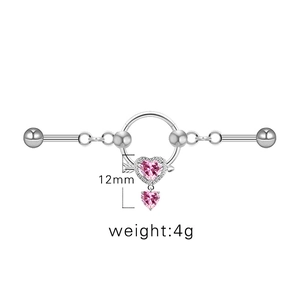 Detail eines silbernen Nippelpiercings mit rosa Herzstein und Amorpfeil, 12mm Durchmesser