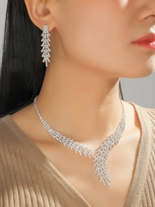 Vue détaillée de l'ensemble collier et boucles d'oreilles feuilles argentées avec strass